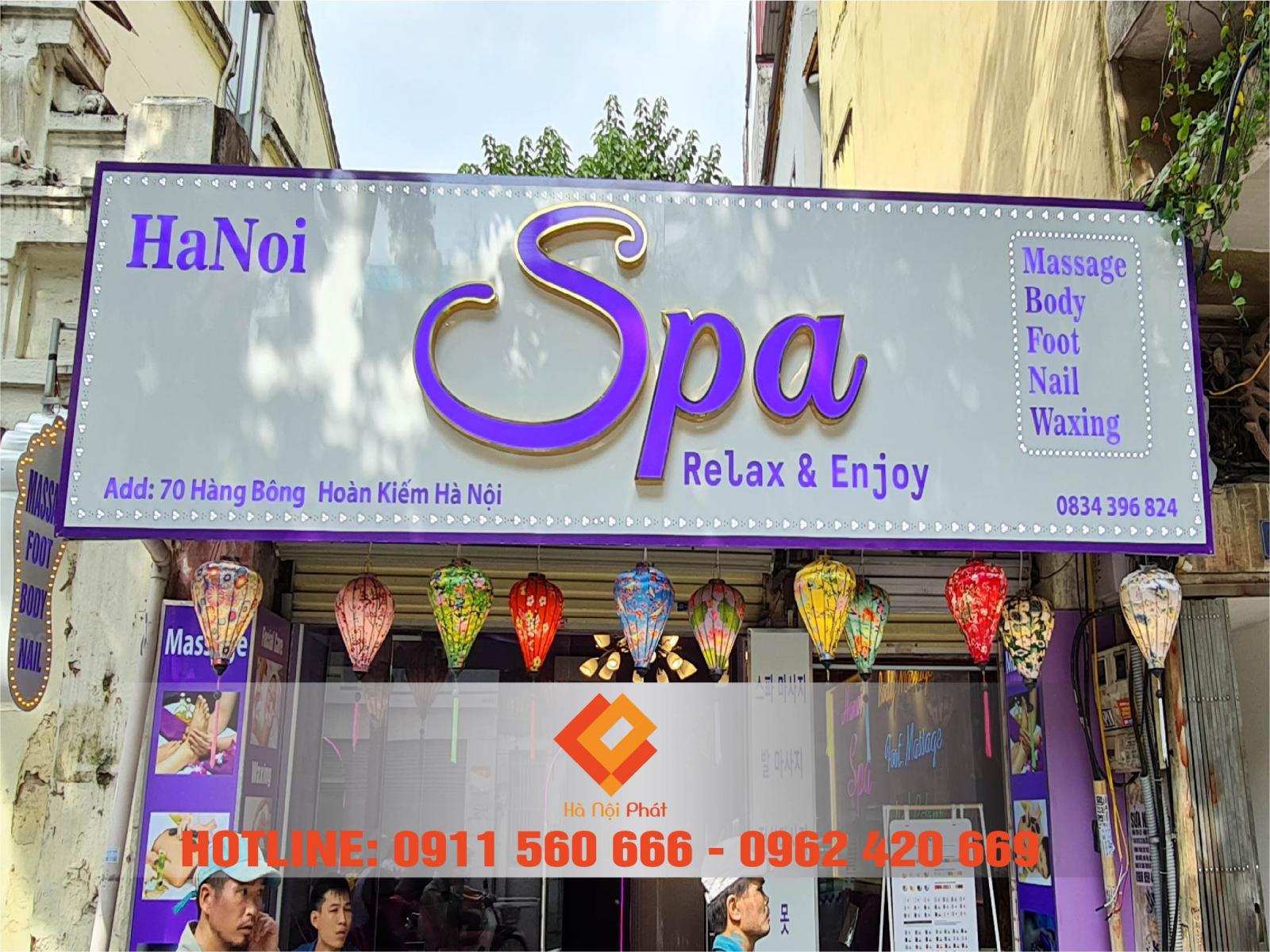 mẫu biển spa sang trọng. nền alu chữu nổi lọng viền inox